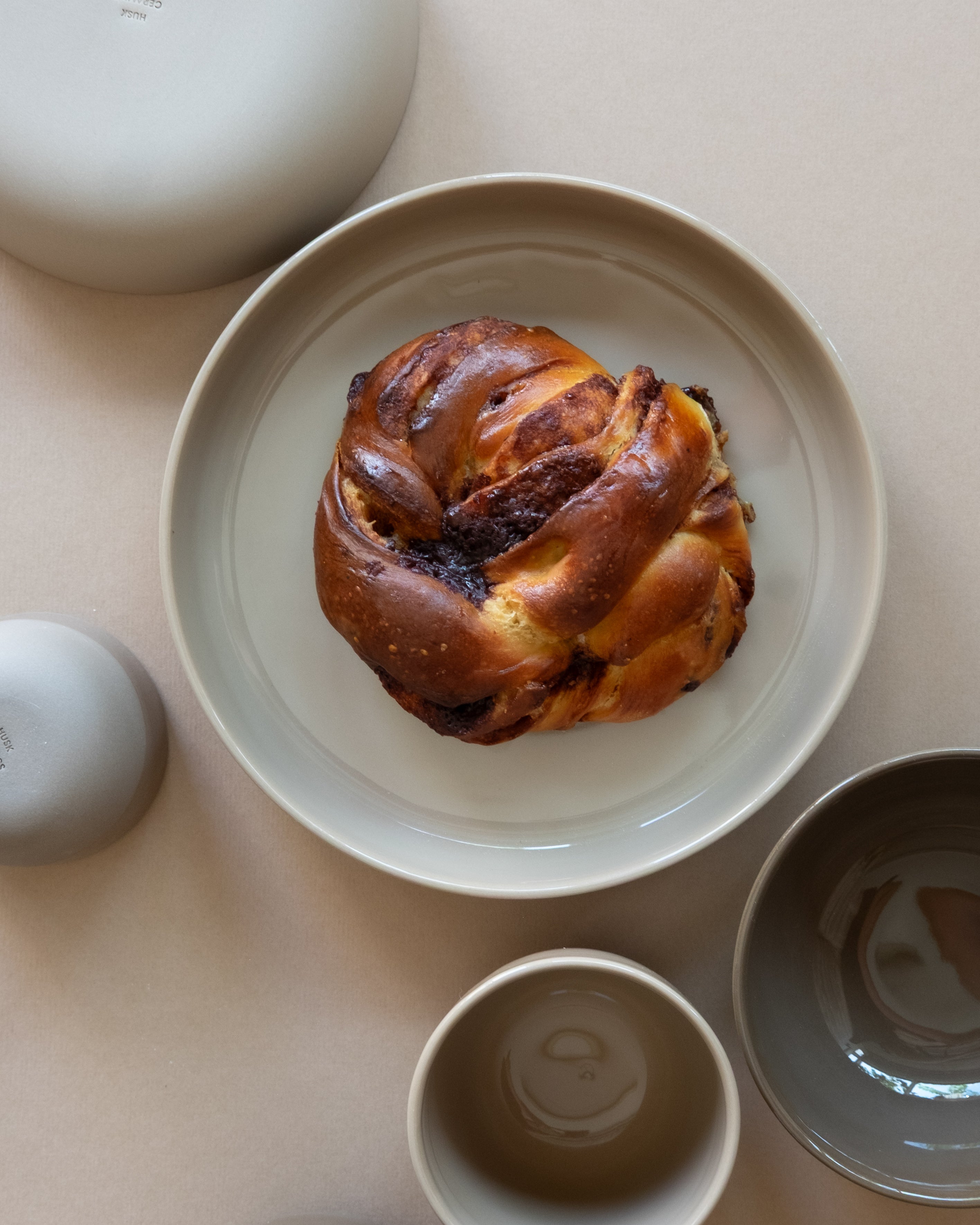 MOON MEDIUM · almond